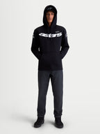 Alpinestars bluza z kapturem Velocifier, sportowa bluza typu pullover, unisex, czarna i biała, wyraziste logo Astars na klatce piersiowej i ramionach, mieszanka bawełny i poliestru z recyklingu, widok z przodu na modelu.