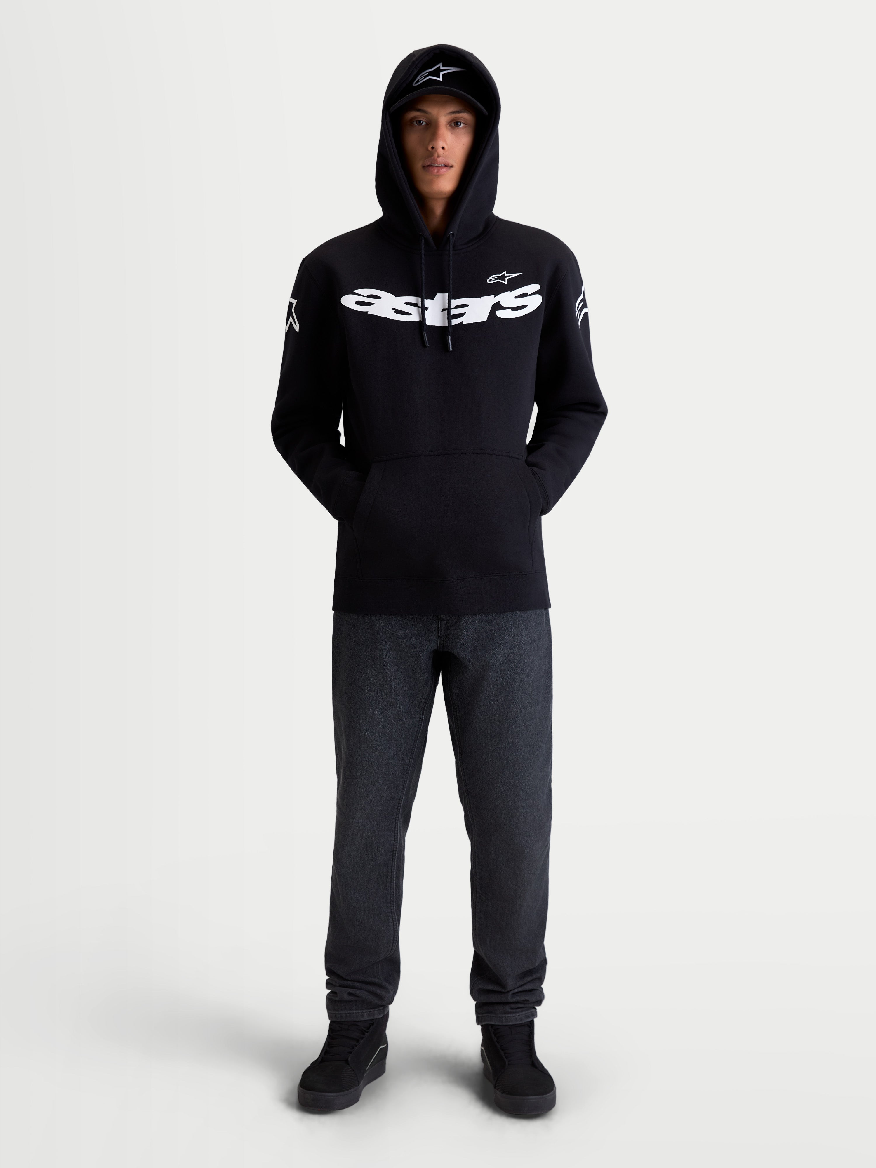 Alpinestars bluza z kapturem Velocifier, sportowa bluza typu pullover, unisex, czarna i biała, wyraziste logo Astars na klatce piersiowej i ramionach, mieszanka bawełny i poliestru z recyklingu, widok z przodu na modelu.