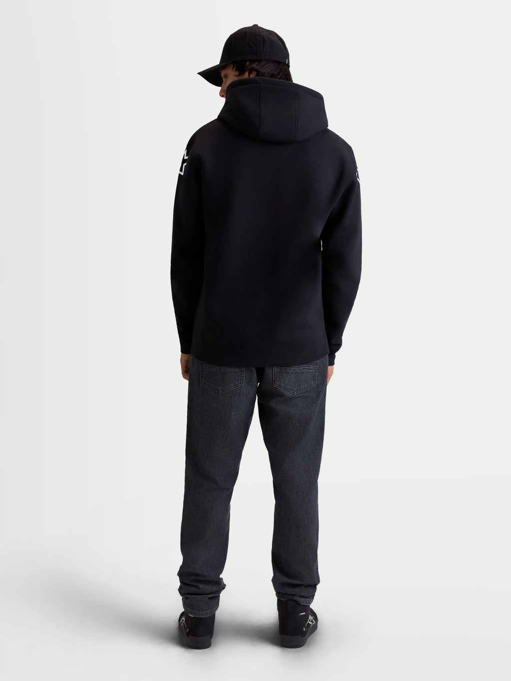 Alpinestars bluza z kapturem Velocifier, męska sportowa bluza typu pullover, czarna, mieszanka bawełny i poliestru z recyklingu, widok z tyłu na modelu prezentujący kaptur oraz białe logo Alpinestars na ramionach.