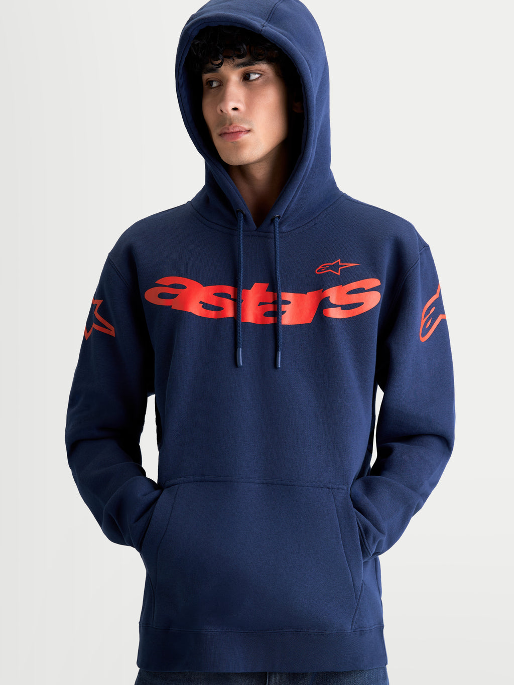 Alpinestars Bluza Z Kapturem Velocifier, męska bluza polarowa typu pull-over, odzież sportowa w stylu motorsport, granatowa z czerwonym brandingiem Astars na klatce piersiowej i ramionach, kaptur z regulowanymi sznurkami.