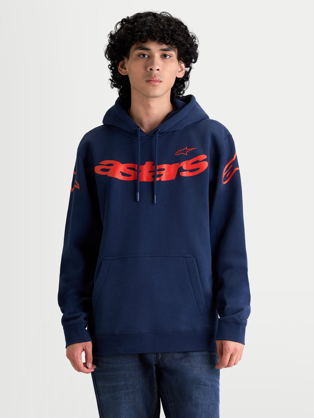 Alpinestars bluza z kapturem Velocifier, sportowa bluza typu pullover, granatowa i czerwona, z dużym logo Astars na piersi i logo na ramionach, wykonana z miękkiej mieszanki bawełny z kieszenią typu kangurka i kapturem regulowanym sznurkiem, odzież lifestyle w stylu motorsport.