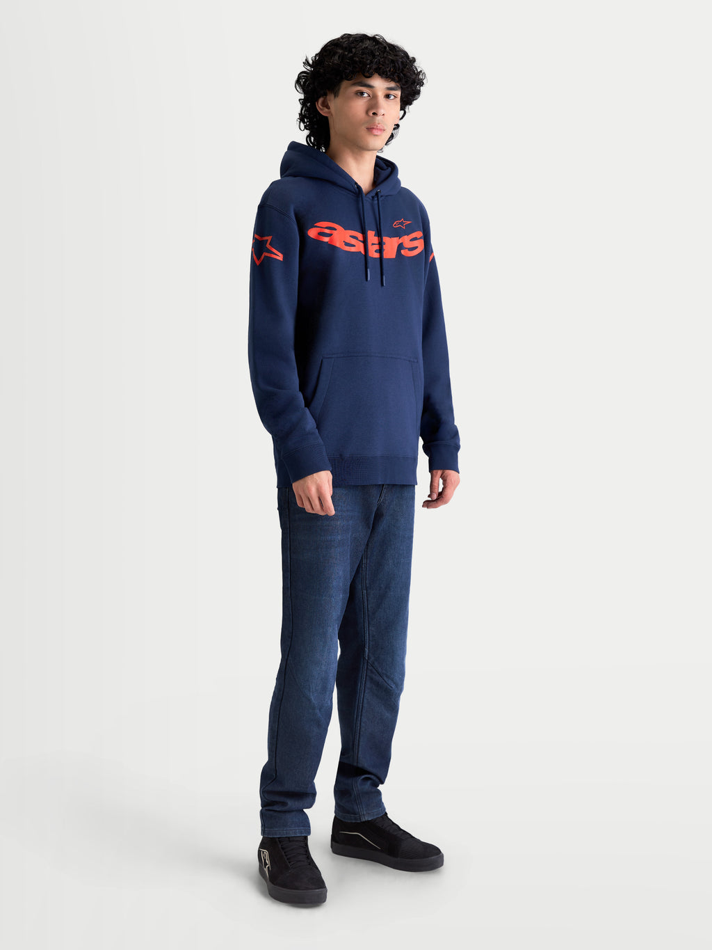 Alpinestars Bluza z kapturem Velocifier, męska bluza typu pull-over, granatowa i pomarańczowa, z wyrazistym logo Astars na piersi i ramionach, prezentowana na modelu, casualowa odzież sportowa inspirowana motorsportem