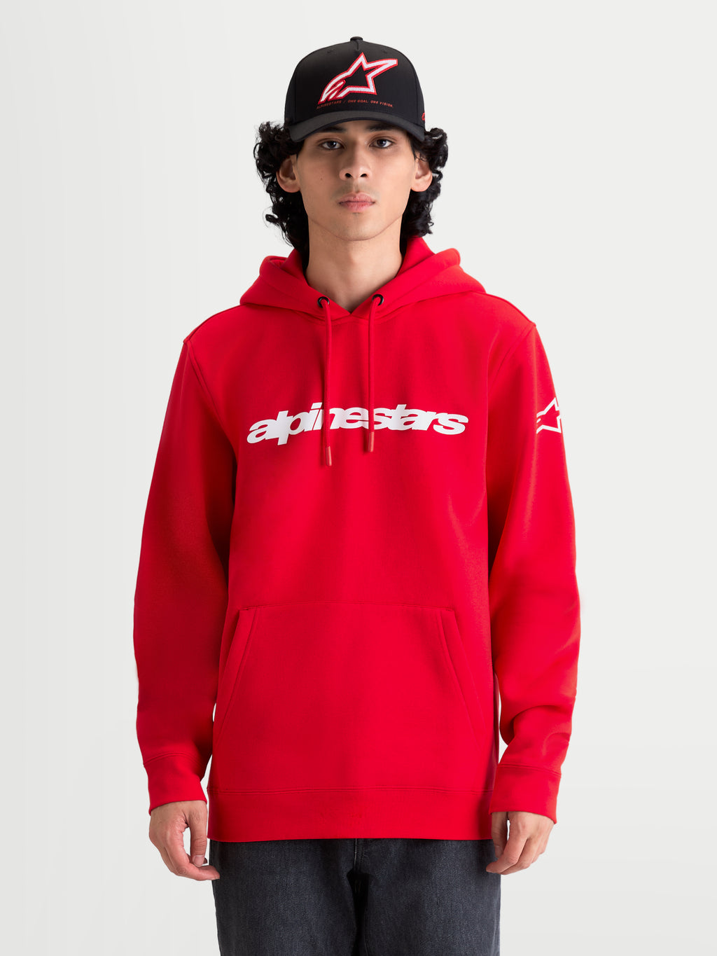 Alpinestars bluza z kapturem Race Wordmark, męska bluza sportowa typu pullover, czerwona i biała, z białym logo Race Linear na klatce piersiowej i grafiką Ageless na rękawie, wykonana z mieszanki bawełny i poliestru z recyklingu, styl inspirowany motorsportem.