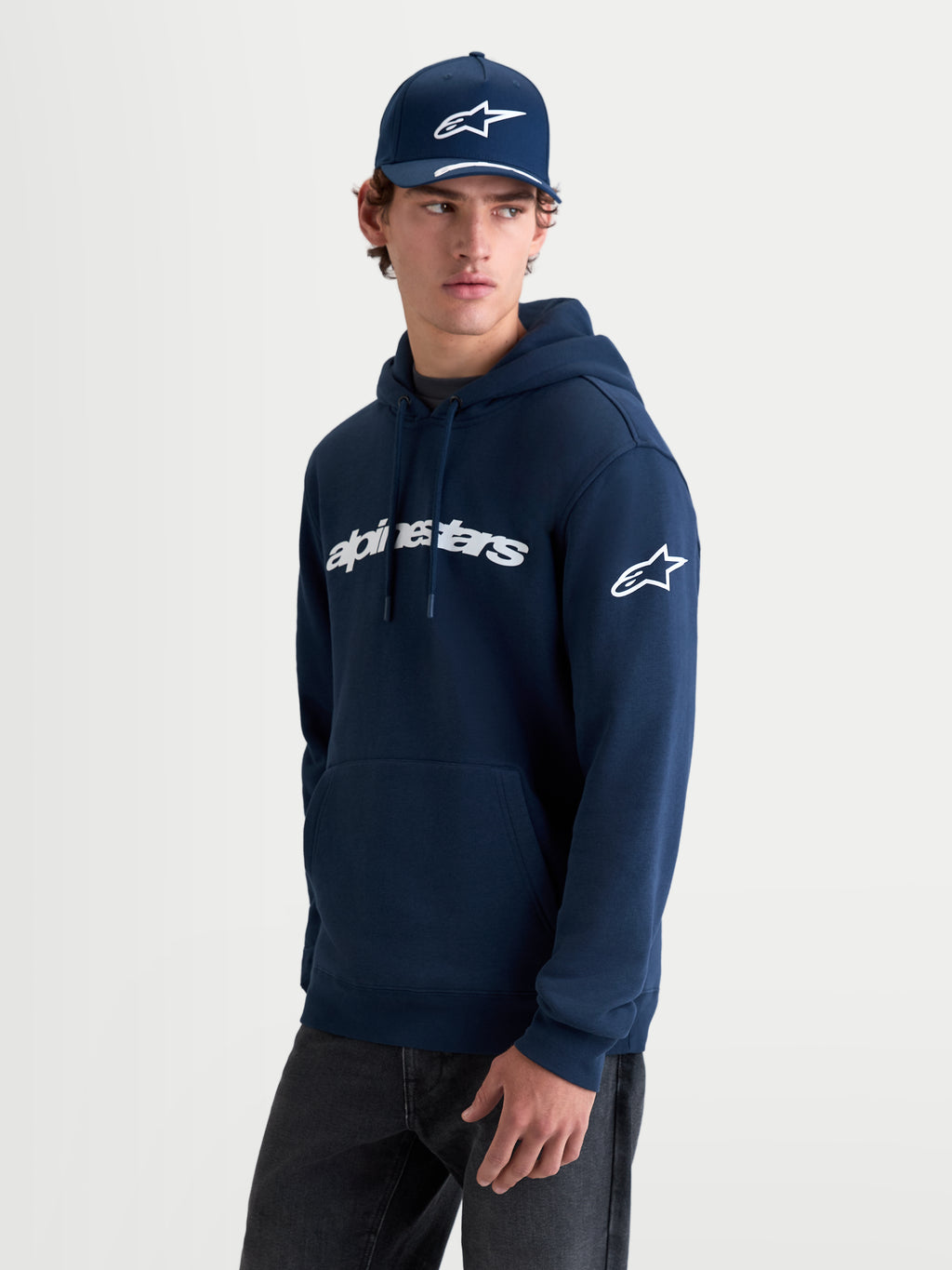 Alpinestars Race Wordmark Hoodie, męska bluza z kapturem, granatowa i biała, biały logotyp wordmark na piersi i logo Ageless na rękawie, polarowa konstrukcja z bawełny i poliestru, casualowa odzież sportowa.