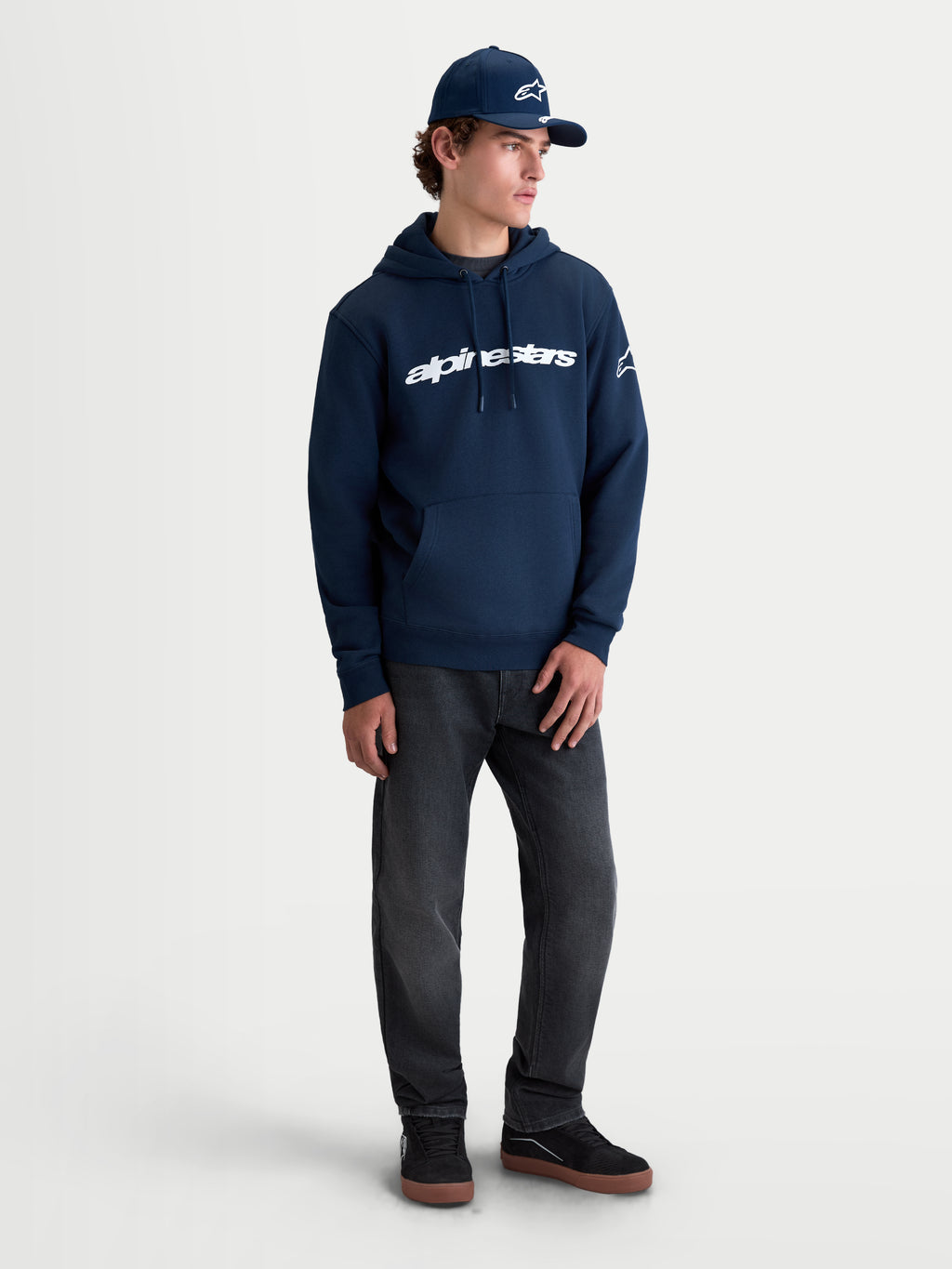 Alpinestars bluza z kapturem Race Wordmark, męska sportowa bluza typu pullover w stylu motorsport, granatowa i biała, biały napis wordmark na klatce piersiowej i logo na rękawie, kaptur z podszewką i troczkami.