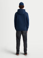 Alpinestars bluza z kapturem Race Wordmark, męska granatowa bluza z kapturem typu pullover, widok z tyłu na modelu, wykonana z polaru z mieszanki bawełny i poliestru z recyklingu, codzienna odzież sportowa w stylu motorsportowym