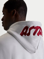 Alpinestars bluza z kapturem Pioneer Oversized, szara sportowa bluza z polaru, unisex, czerwone haftowane logo na kapturze, widok z tyłu na modelu podkreślający krój oversize i branding premium.