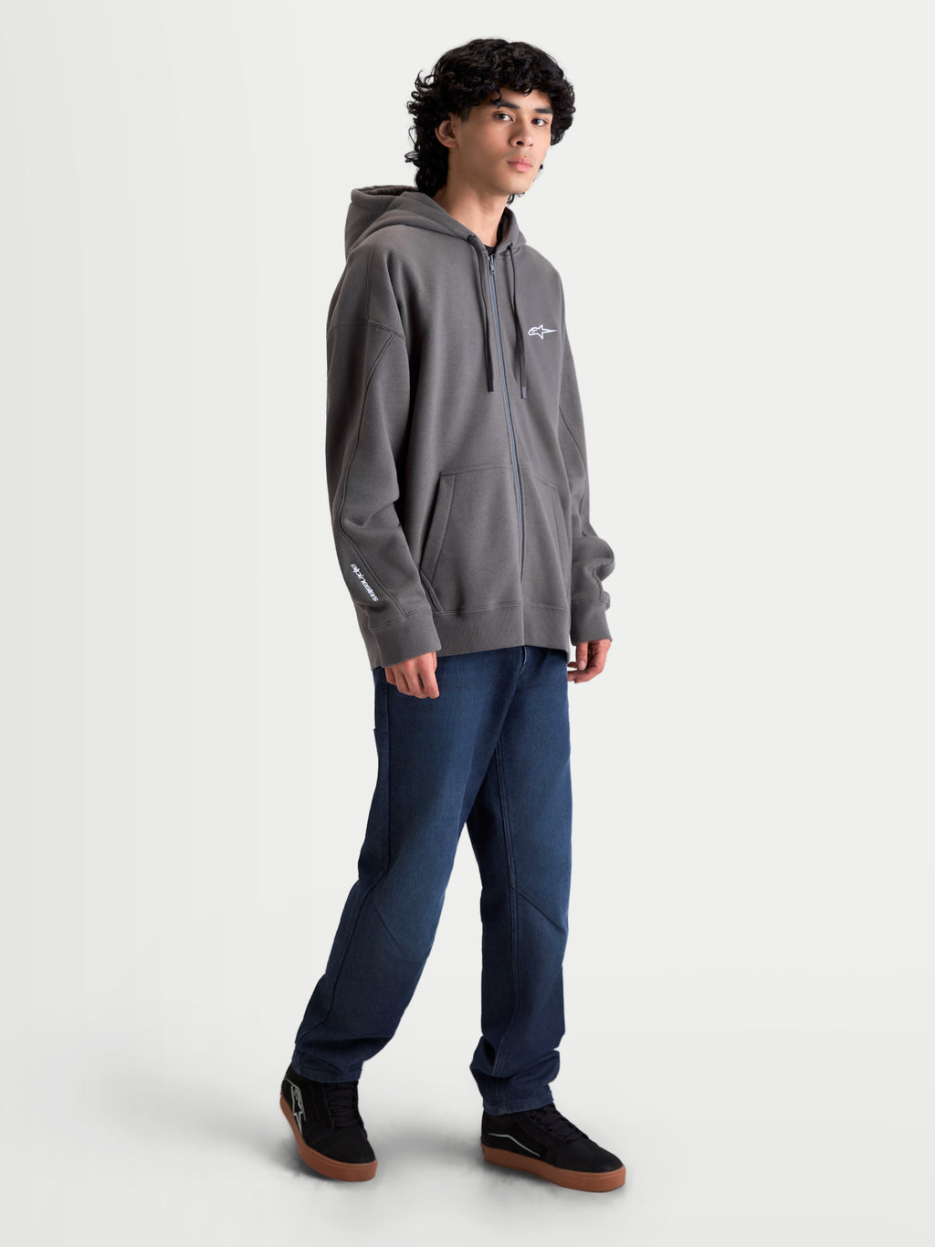 Alpinestars bluza z kapturem Entity Oversized, męska szara bluza sportowa zapinana na zamek, krój oversized, polarowa, białe haftowane logo na piersi i rękawie, casualowa odzież inspirowana motorsportem.