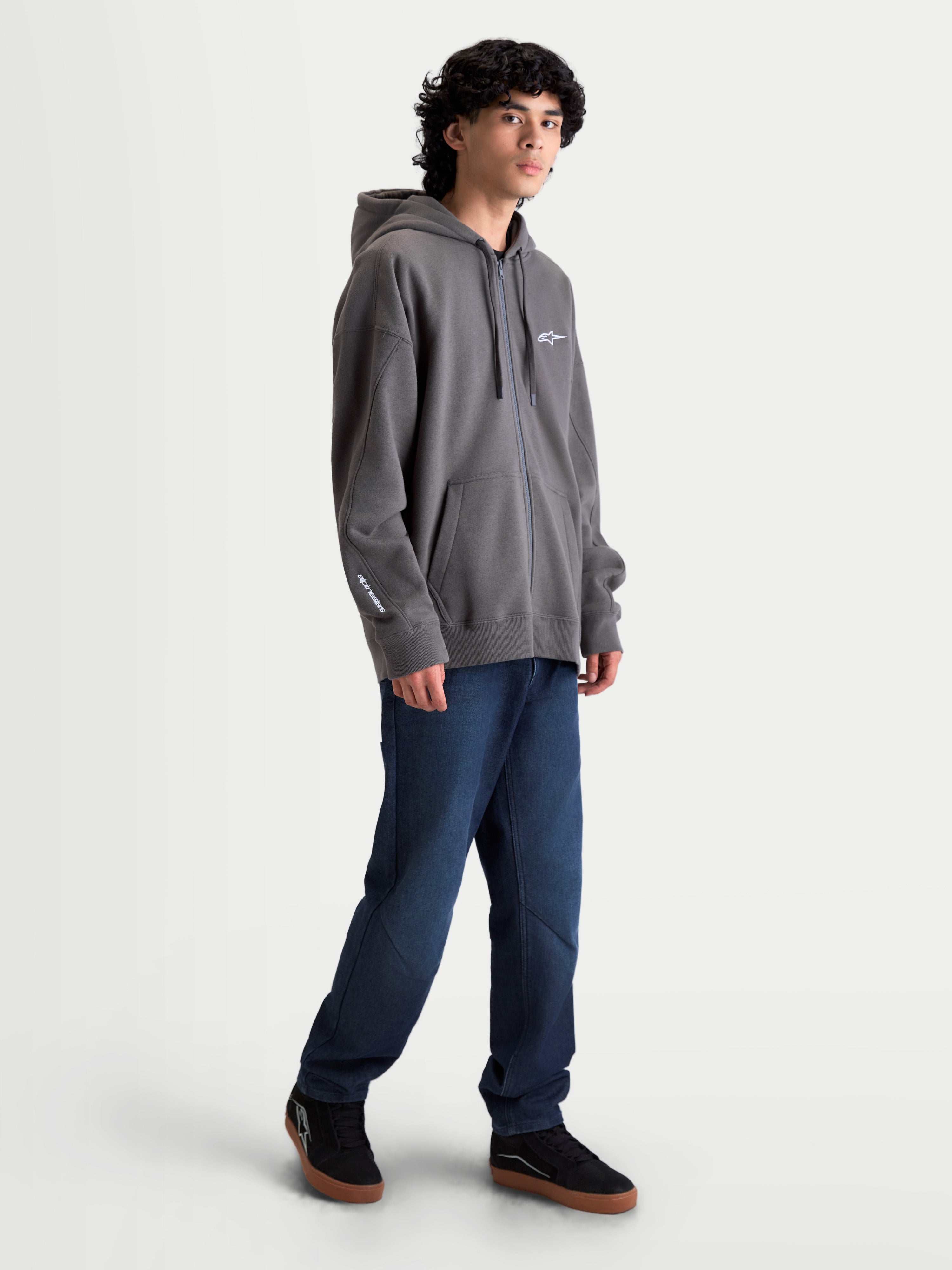 Alpinestars bluza z kapturem Entity Oversized, męska szara bluza sportowa zapinana na zamek, krój oversized, polarowa, białe haftowane logo na piersi i rękawie, casualowa odzież inspirowana motorsportem.