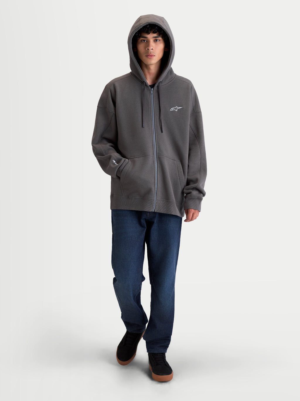 Alpinestars Bluza Z Kapturem Entity Oversized, szara męska bluza sportowa typu fleece, krój oversized, zapinana na zamek Vislon, haftowane logo Astars na piersi i rękawie, kaptur z trokami i kieszeń kangurka, styl motorsportowy.