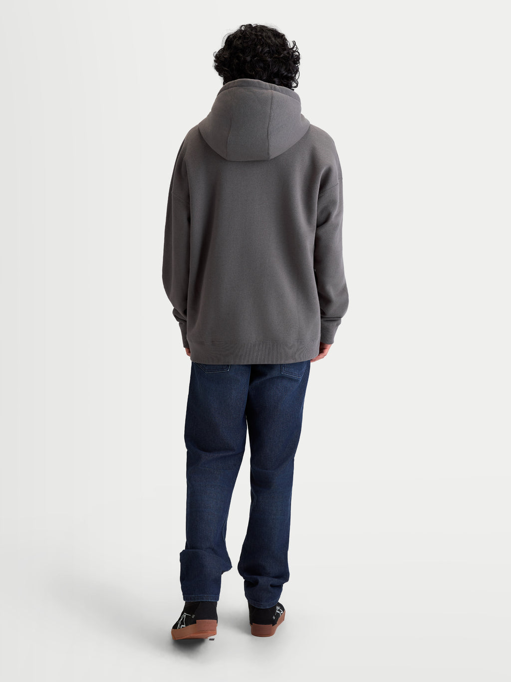 Alpinestars bluza z kapturem Entity Oversized, polarowa bluza na zamek, unisex, szara, widok z tyłu na modelu prezentujący luźny fason, kaptur z podszewką i ściągacze, mieszanka bawełny i poliestru z recyklingu