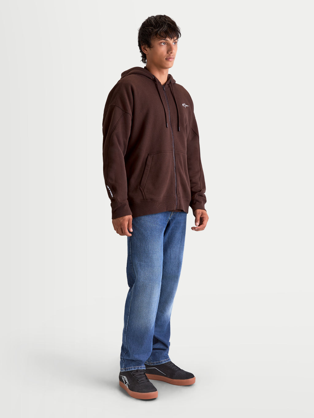Alpinestars bluza z kapturem Entity Oversized, brązowa męska bluza rozpinana z polaru, krój oversized, zamek Vislon i kieszeń kangurka, haftowane logo na piersi i rękawie, styl motorsportowy.