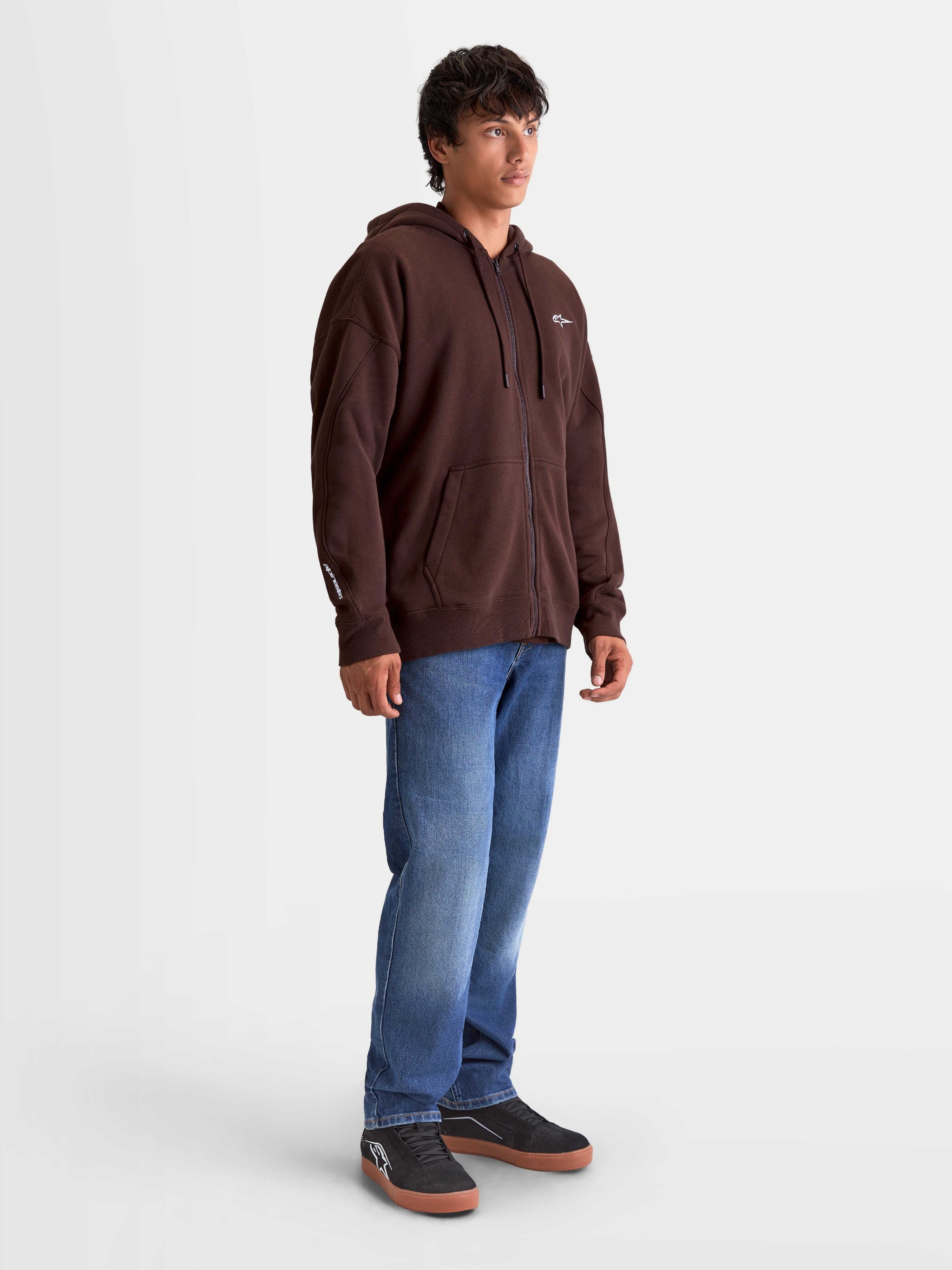Alpinestars bluza z kapturem Entity Oversized, brązowa męska bluza rozpinana z polaru, krój oversized, zamek Vislon i kieszeń kangurka, haftowane logo na piersi i rękawie, styl motorsportowy.