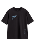 Alpinestars Chalk Oversized CSF Tee, czarna koszulka z krótkim rękawem, jasnoniebieskie logo Astars na piersi oraz branding z boku, krój oversized, sportowa odzież lifestyle.