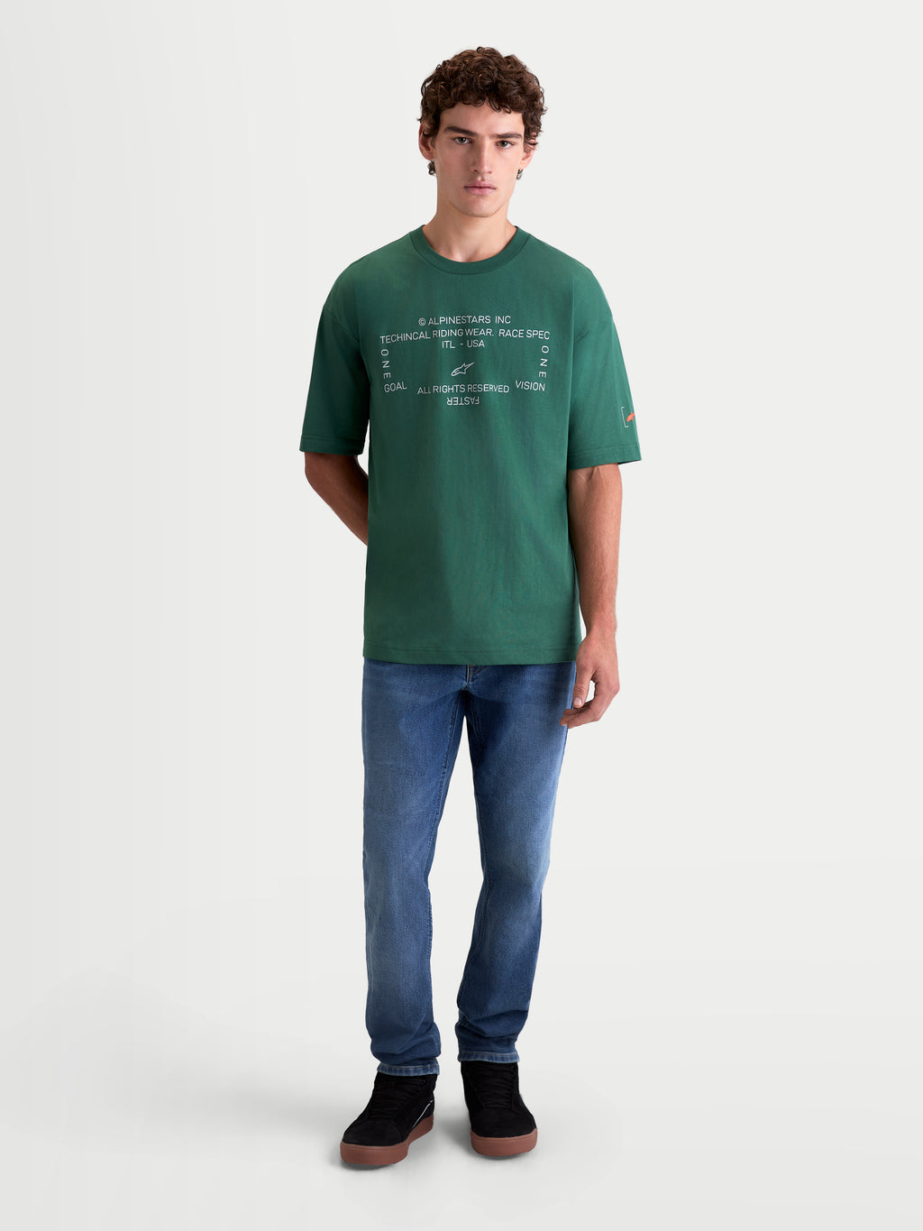 Alpinestars Koszulka Infinity Oversized CSF, zielona koszulka z krótkim rękawem, krój oversized, biała grafika Alpinestars Inc na klatce piersiowej i logo na rękawie, męska odzież sportowa w stylu motorsport