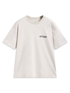 Alpinestars Latitude Oversized CSF Tee, beżowa koszulka z krótkim rękawem, czarne logo Astars na piersi, odzież codzienna.