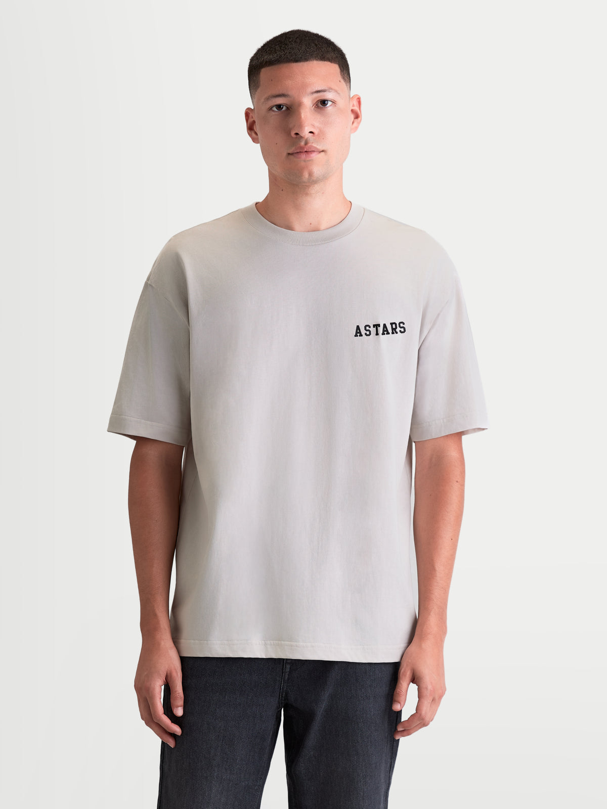 Alpinestars Latitude Oversized CSF, szara męska koszulka z krótkim rękawem, swobodny krój oversize, czarny napis Astars na piersi, odzież sportowa w stylu motorsport