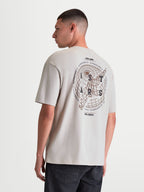 Alpinestars Latitude Oversized CSF, męska koszulka z krótkim rękawem, szara, krój oversize, duża grafika z globusem i logo ASTARS na plecach, branding One Goal One Vision, casualowa odzież sportowa.