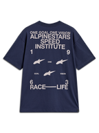 Alpinestars Institute Oversized SS CSF Tee, granatowa koszulka z krótkim rękawem, fason oversize z dużymi białymi grafikami na plecach w stylu motorsportowym, odzież lifestyle.