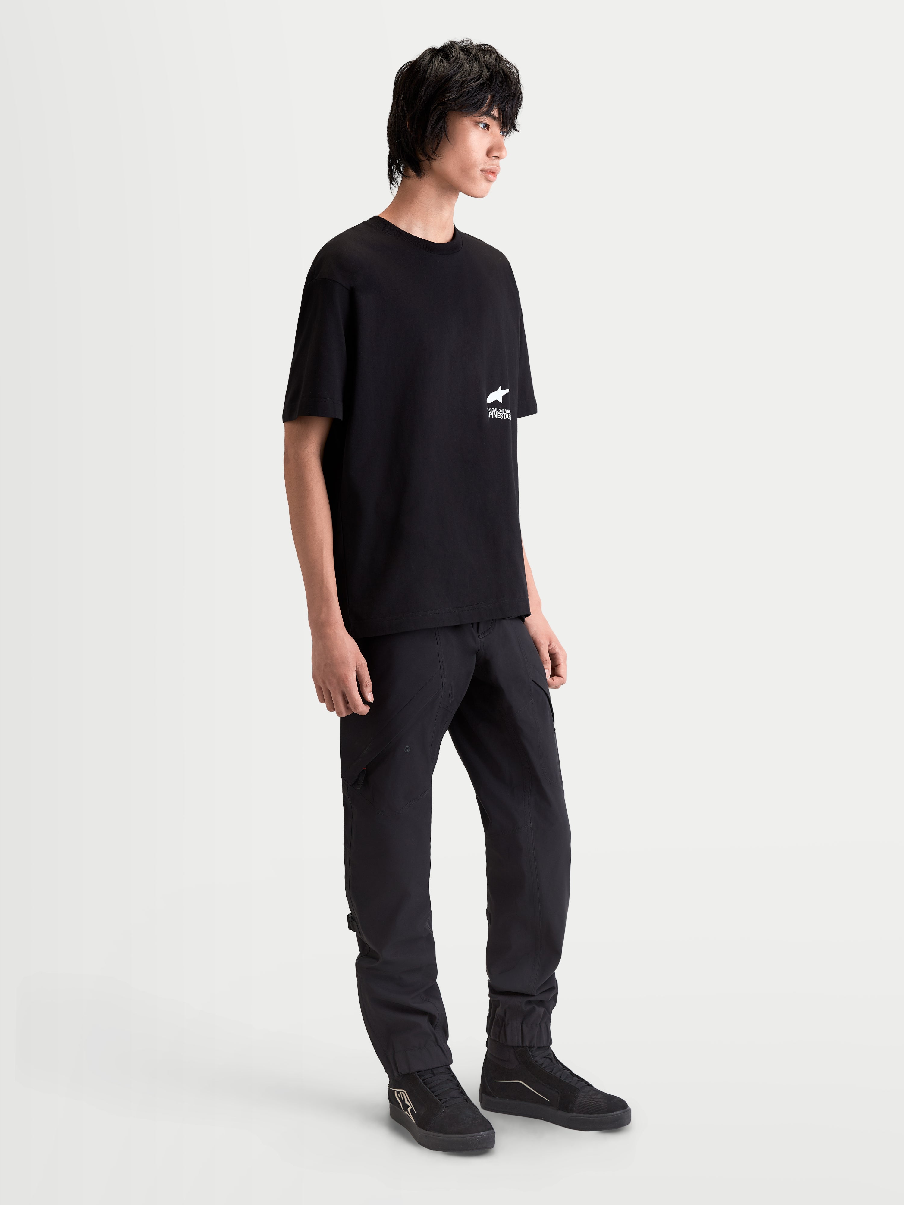 Alpinestars Institute Oversized CSF Tee, męska koszulka z krótkim rękawem, czarna, luźny krój oversize, biała grafika logo na piersi, casualowy styl inspirowany motorsportem.