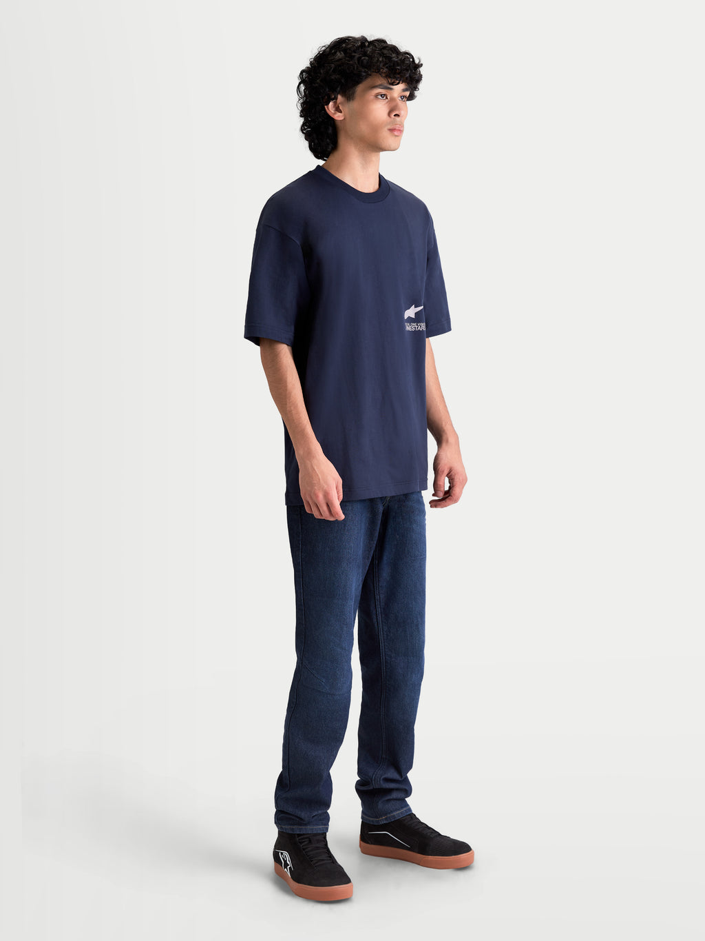 Alpinestars Institute Oversized SS CSF Tee, męska koszulka sportowa, granatowa, białe logo na piersi, widok z boku na modelu prezentujący luźny krój oversize, wykonana z mieszanki bawełny i poliestru premium.