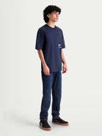 Alpinestars Institute Oversized SS CSF Tee, męska koszulka sportowa, granatowa, białe logo na piersi, widok z boku na modelu prezentujący luźny krój oversize, wykonana z mieszanki bawełny i poliestru premium.