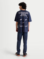 Alpinestars Institute Oversized SS CSF Tee, granatowa koszulka z krótkim rękawem, luźny krój oversize, duża biała grafika na plecach z napisami Alpinestars Speed Institute i One Goal One Vision, męska odzież sportowa, widok z tyłu na modelu.