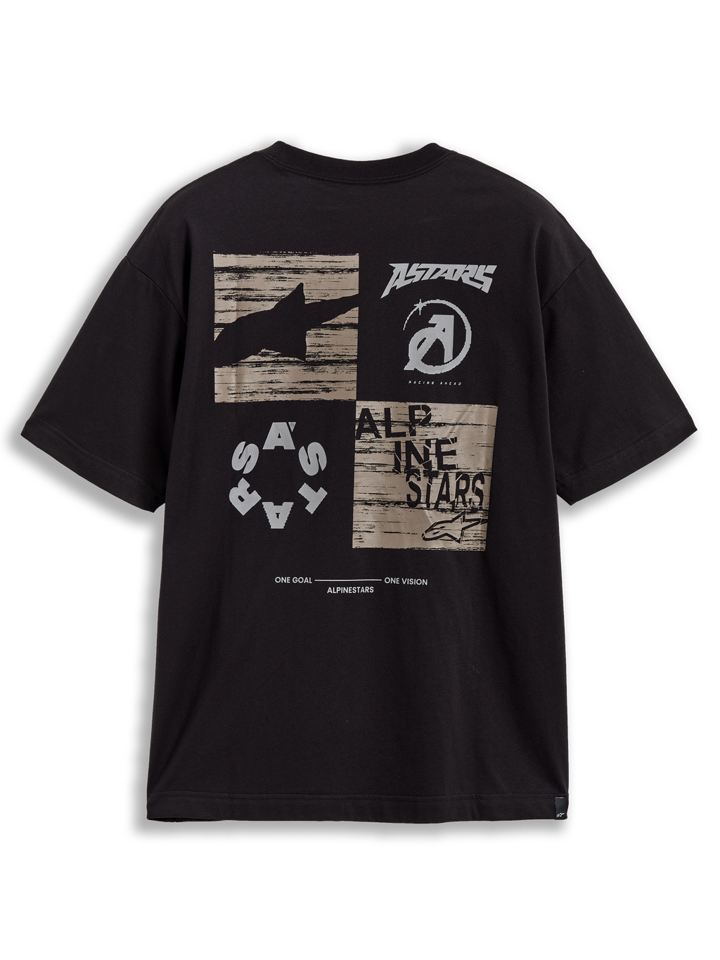 Alpinestars Checkback Oversized CSF Tee, czarna koszulka z krótkim rękawem, tył z kolażem grafik w kratkę, beżowe detale, napisy Astars i One Goal One Vision, odzież codzienna w stylu motorsport.