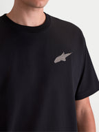 Alpinestars Koszulka Checkback Oversized CSF, czarna koszulka sportowa z krótkim rękawem, zbliżenie na logo Astars na piersi, krój oversize, styl motorsportowy, miękki nadruk.