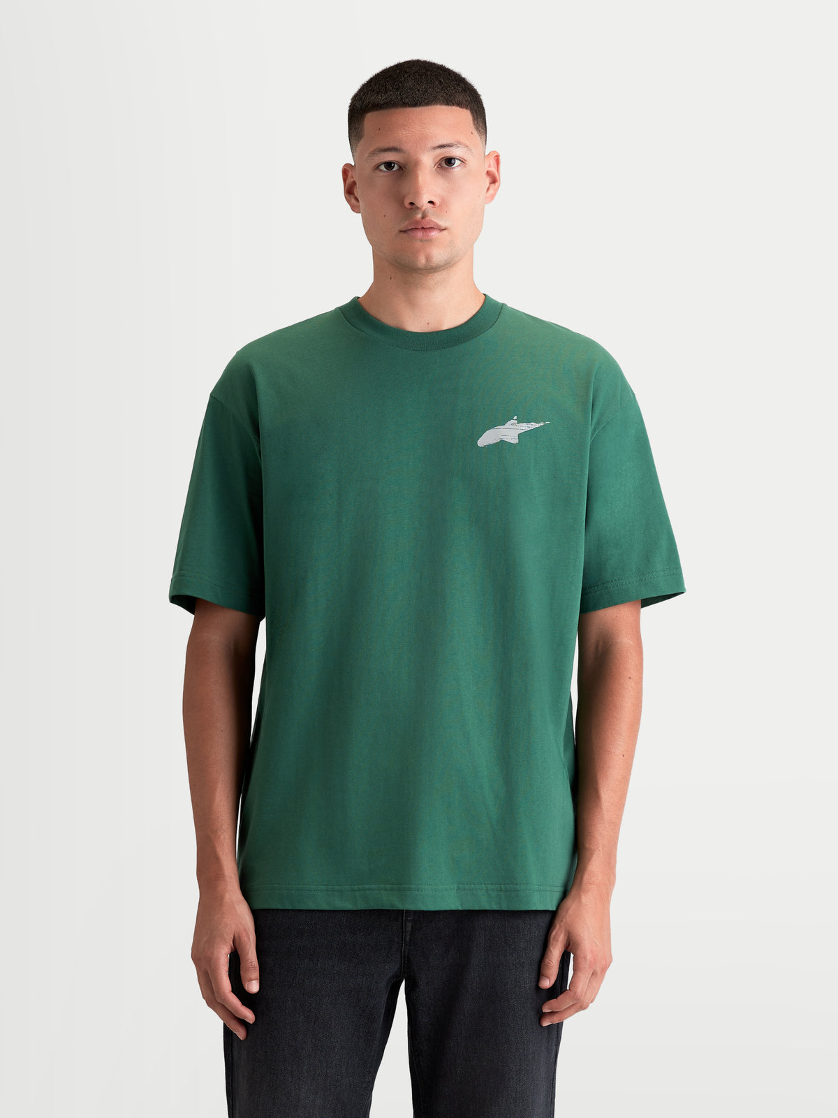 Alpinestars Checkback Oversized CSF Tee, męska zielona koszulka z krótkim rękawem, widok z przodu na modelu, luźny krój oversize, białe logo Astars na piersi, casualowa odzież sportowa inspirowana motorsportem, mieszanka bawełny i poliestru.