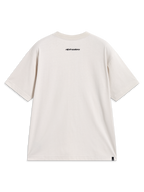 Mandate Oversized CSF Tee, beżowa koszulka sportowa z krótkim rękawem, krój oversized, widok z tyłu z logotypem na karku i małą metką na dole, stylowa odzież codzienna