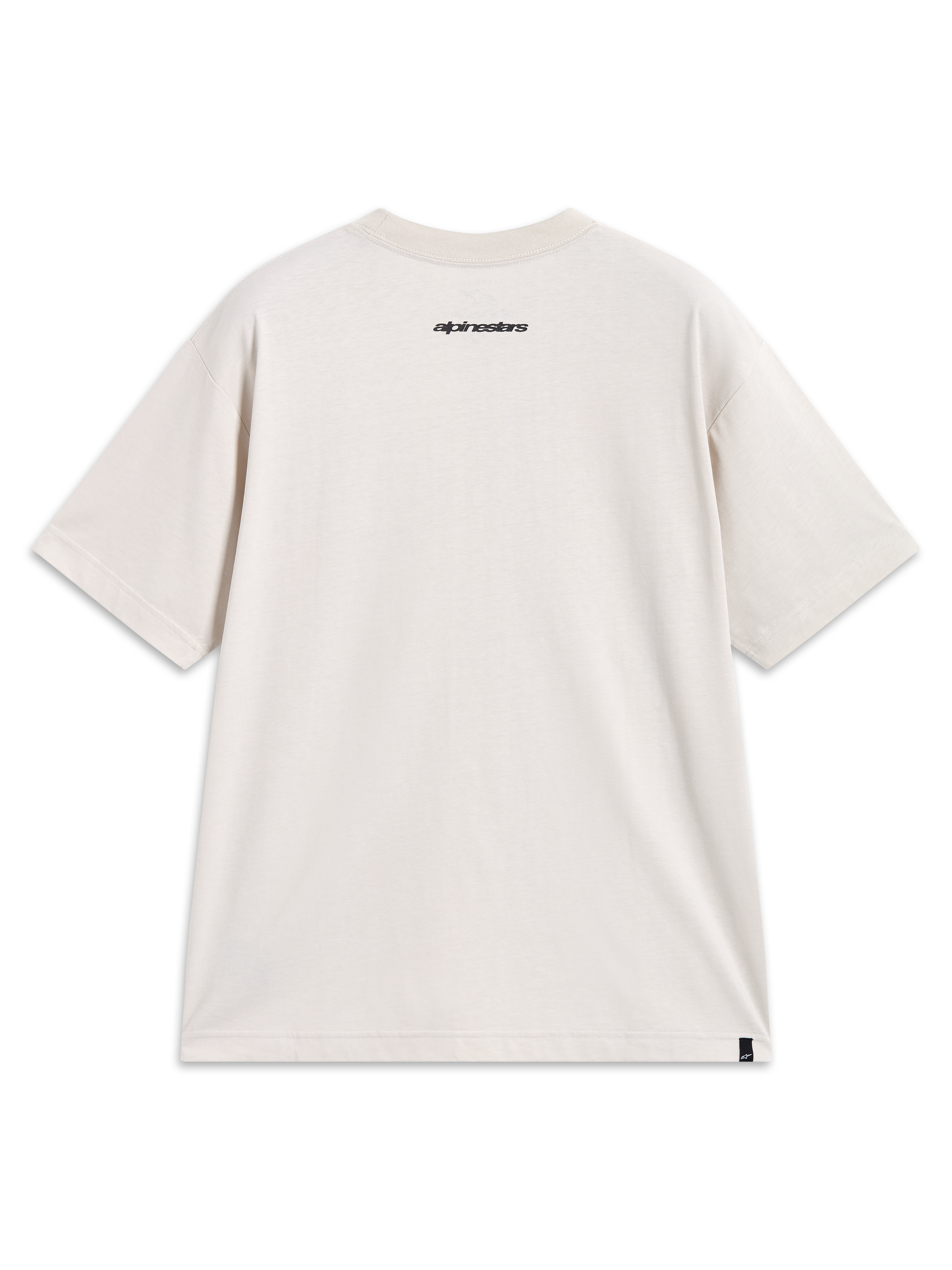 Mandate Oversized CSF Tee, beżowa koszulka sportowa z krótkim rękawem, krój oversized, widok z tyłu z logotypem na karku i małą metką na dole, stylowa odzież codzienna