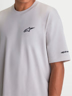 Alpinestars Koszulka Mandate Oversized CSF, szara koszulka z krótkim rękawem, krój oversize, czarne wypukłe logo Astars na piersi i grafika na rękawie, casualowa odzież sportowa.