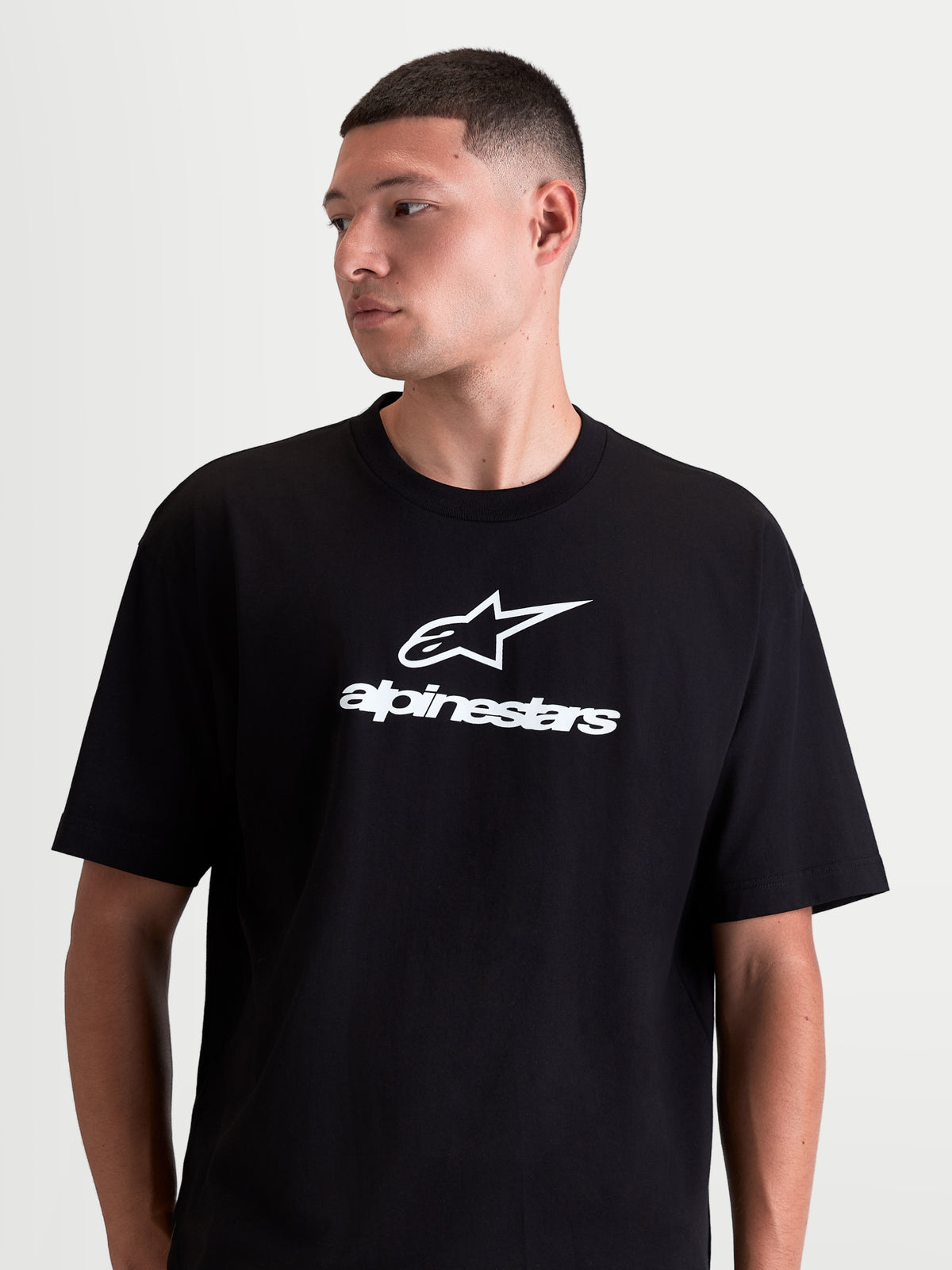 Alpinestars Prelude Oversized CSF, męska koszulka z krótkim rękawem, czarna z białym logo Astars na klatce piersiowej, swobodny fason oversized, sportowa odzież codzienna.