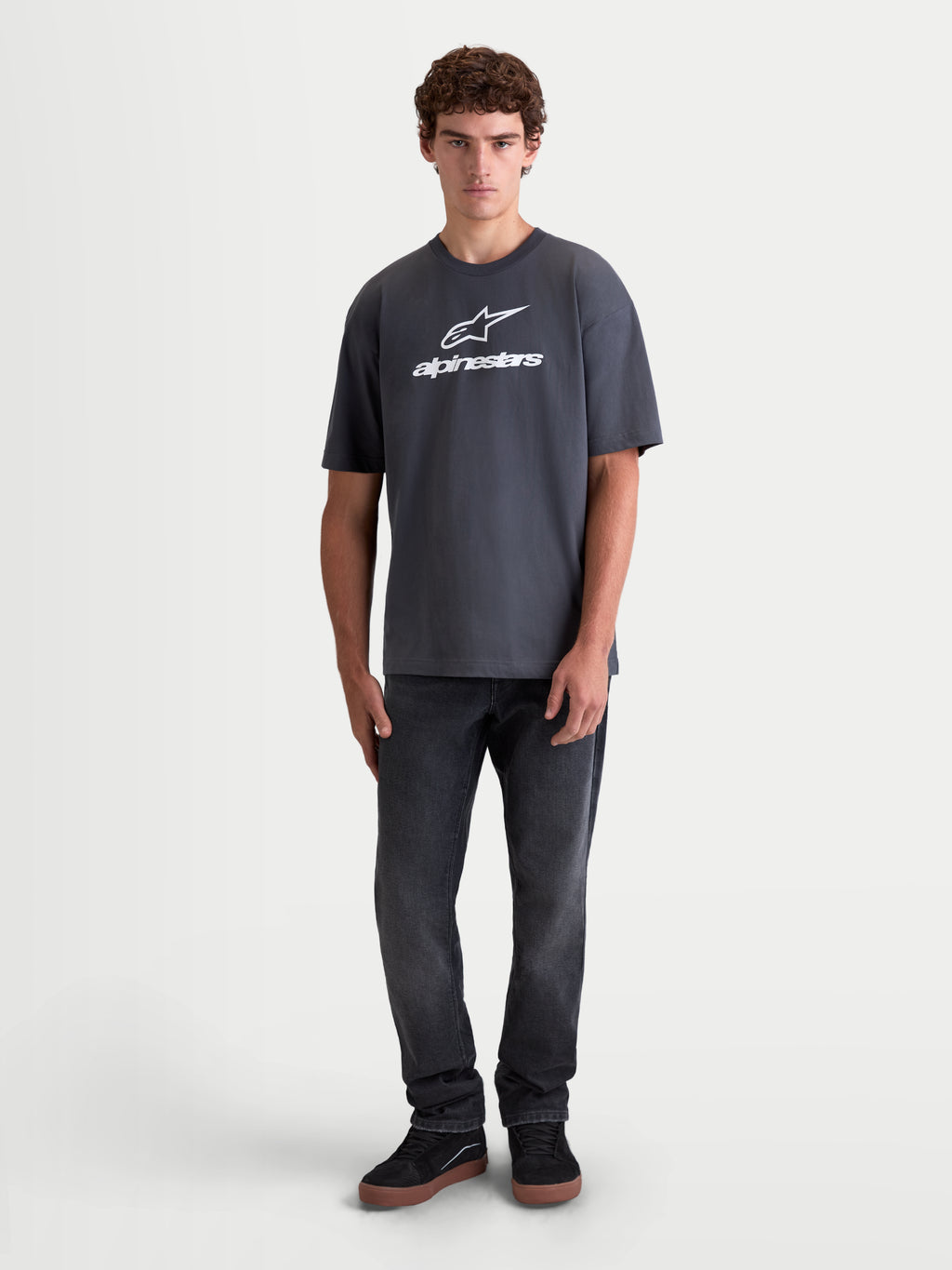 Alpinestars Prelude CSF Oversize, męska koszulka z krótkim rękawem, szara z białym logo Astars na piersi, sportowa odzież lifestyle, luźny krój, widok na modelu z przodu.