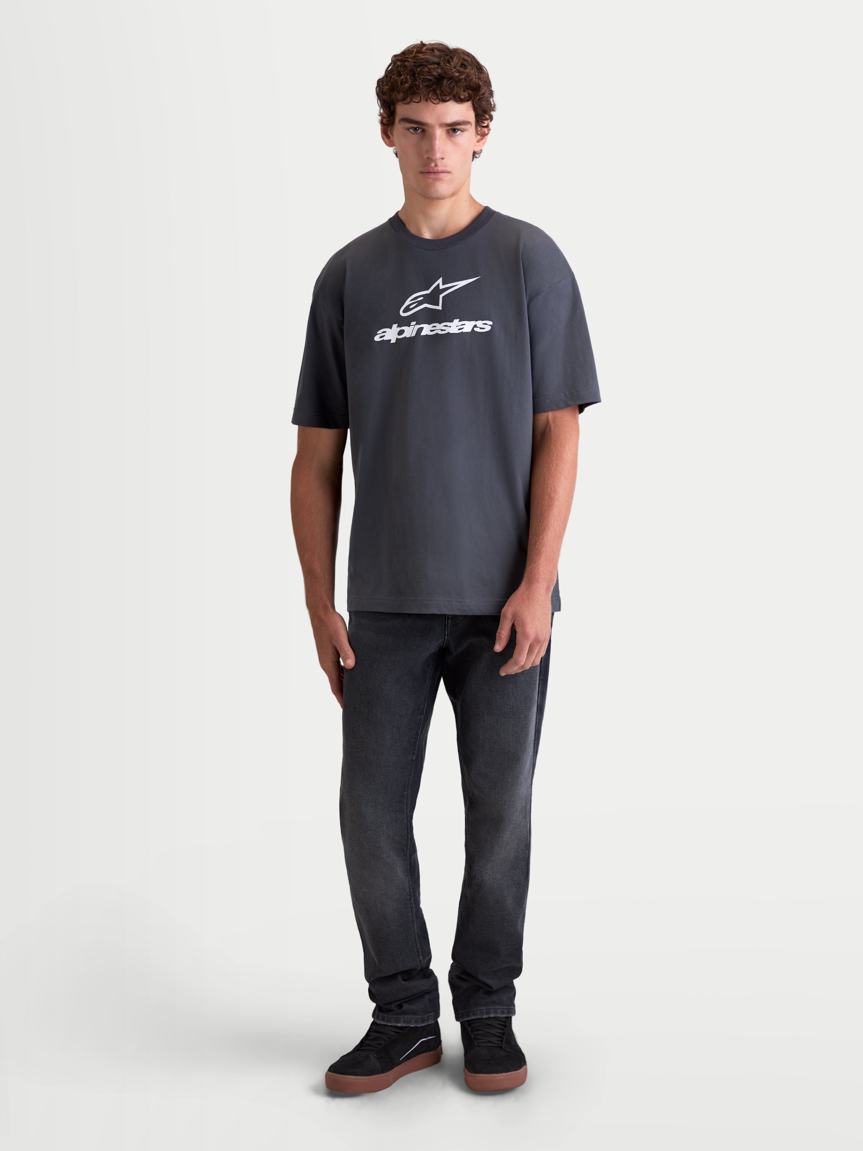 Alpinestars Prelude CSF Oversize, męska koszulka z krótkim rękawem, szara z białym logo Astars na piersi, sportowa odzież lifestyle, luźny krój, widok na modelu z przodu.