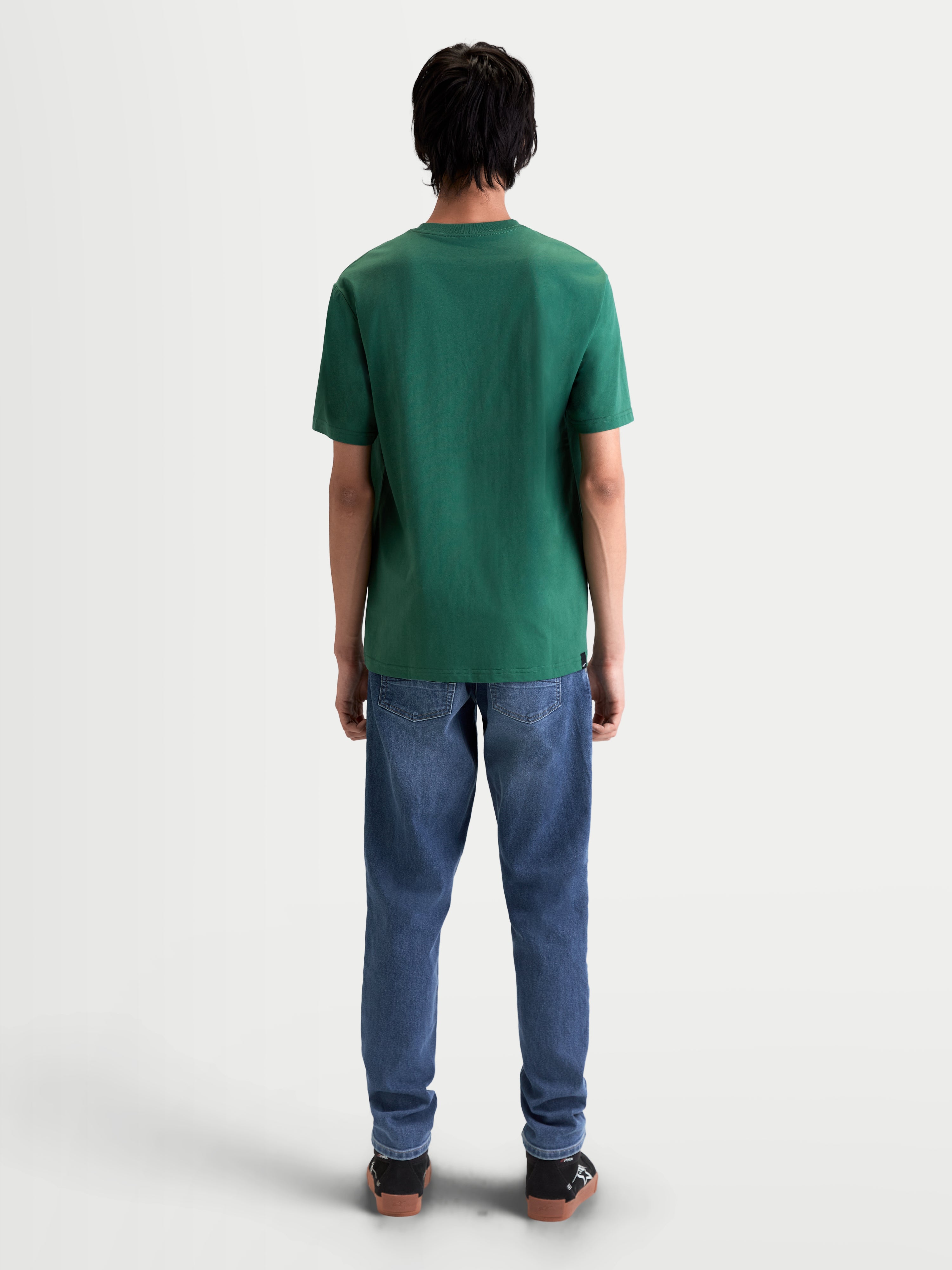 Alpinestars Singular CSF Tee, zielona koszulka z krótkim rękawem, widok z tyłu na modelu, mieszanka bawełny i poliestru, premium odzież casualowa w stylu motorsport