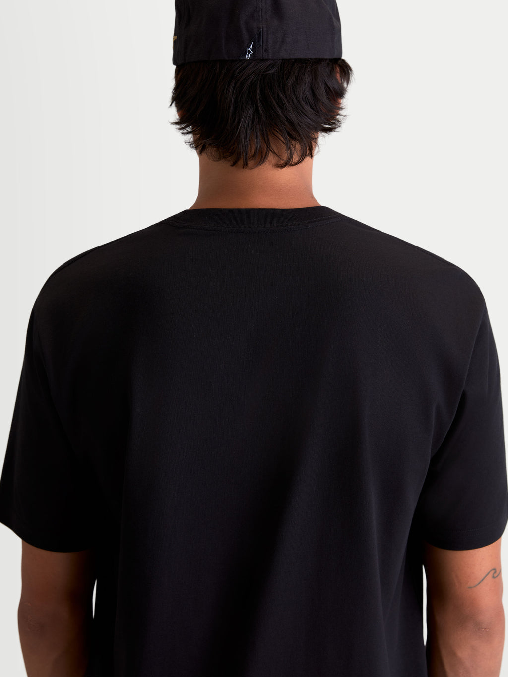 Alpinestars Cypress CSF Tee, koszulka sportswear z krótkim rękawem, czarna, widok z tyłu na modelu, miękka mieszanka bawełny i poliestru, casualowa odzież sportowa.