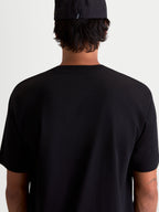 Alpinestars Cypress CSF Tee, koszulka sportswear z krótkim rękawem, czarna, widok z tyłu na modelu, miękka mieszanka bawełny i poliestru, casualowa odzież sportowa.