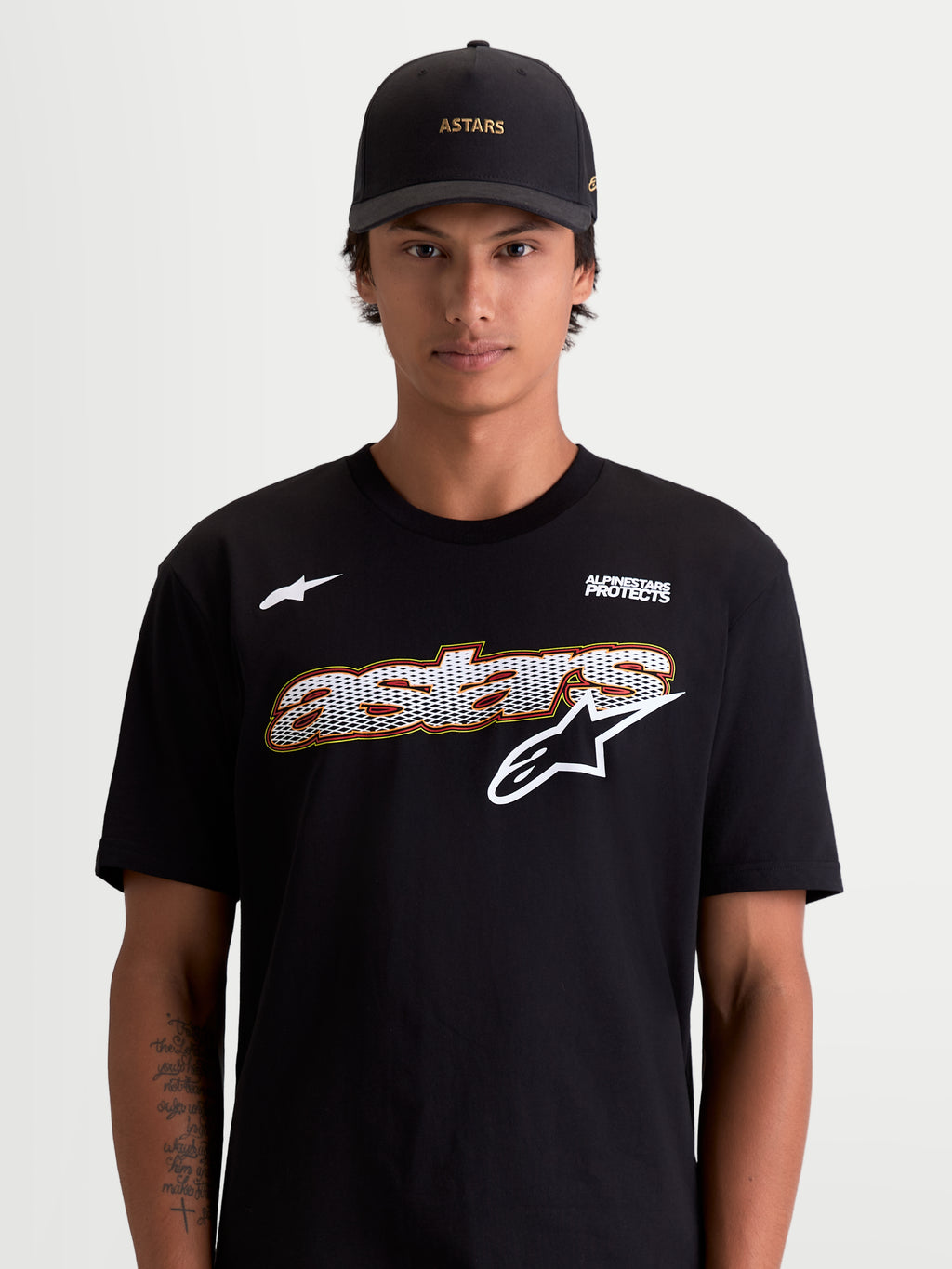 Alpinestars koszulka Cypress CSF, męska koszulka sportowa z krótkim rękawem, czarna z białą grafiką, grafika z wypełnieniem siatkowym i logo Alpinestars Protects, widok na modelu, materiał bawełniano-poliestrowy premium.