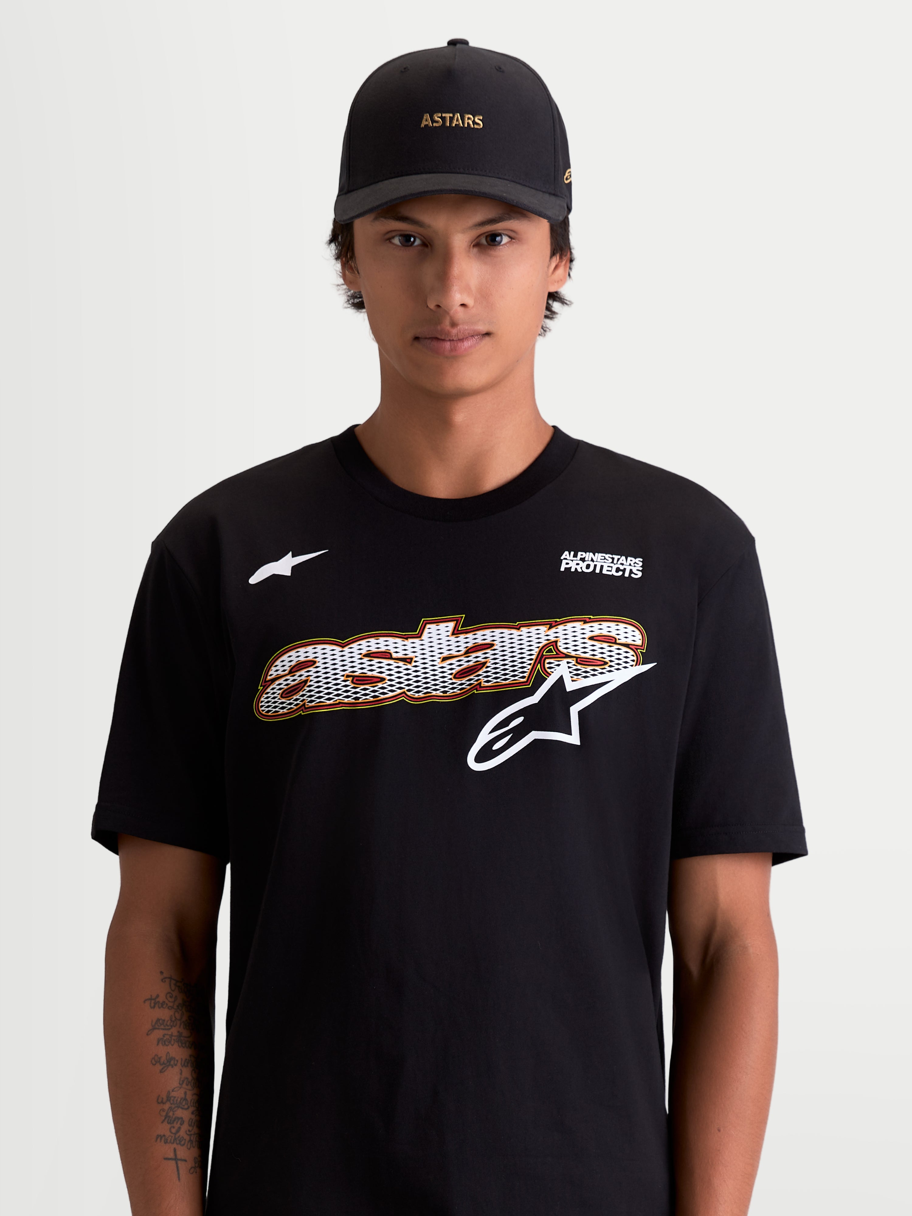 Alpinestars koszulka Cypress CSF, męska koszulka sportowa z krótkim rękawem, czarna z białą grafiką, grafika z wypełnieniem siatkowym i logo Alpinestars Protects, widok na modelu, materiał bawełniano-poliestrowy premium.