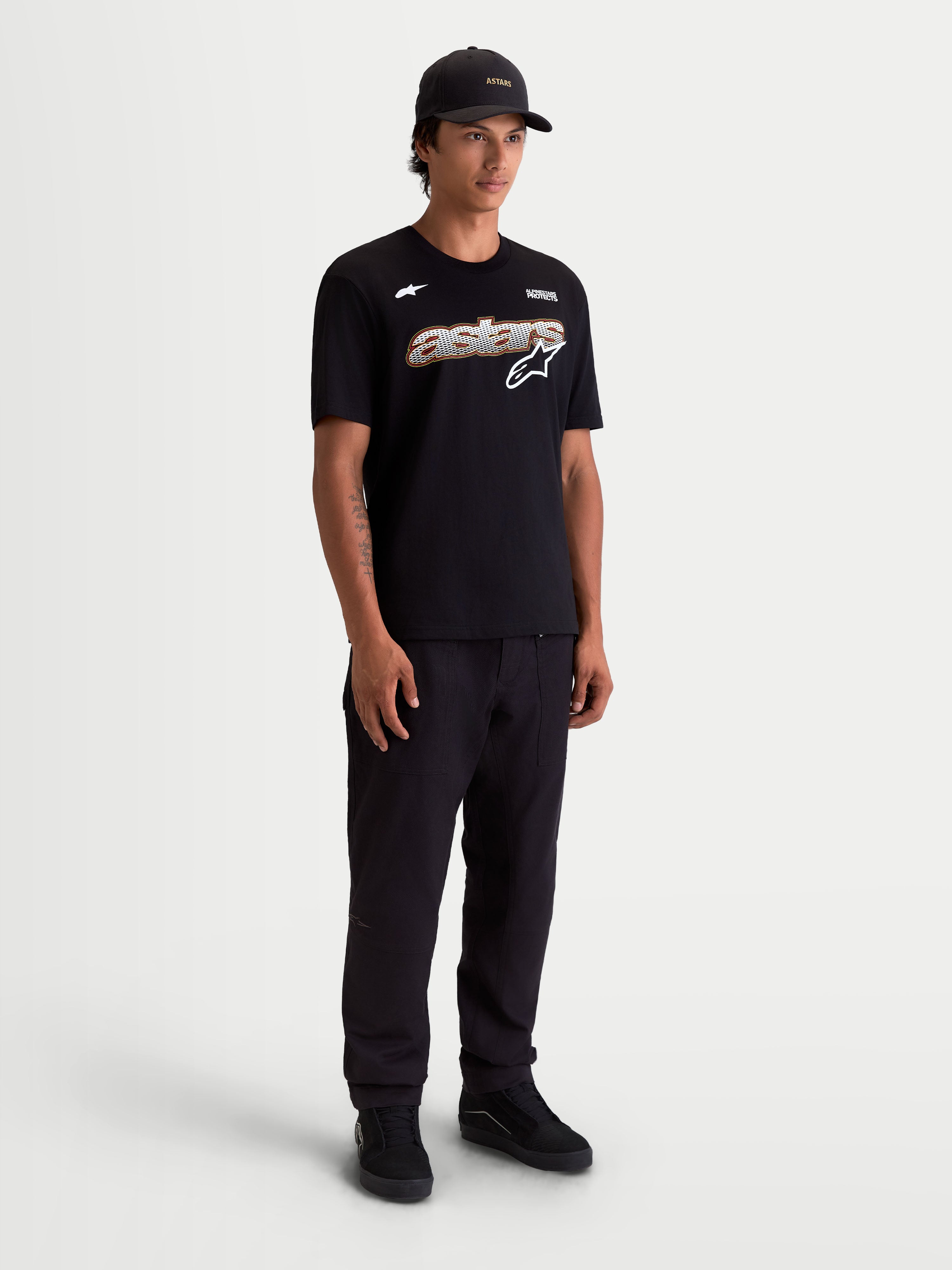 Alpinestars koszulka Cypress CSF, męska koszulka sportswear z krótkim rękawem, czarna z grafiką Astars Word na klatce piersiowej, materiał z mieszanki bawełny premium, widok na modelu prezentujący całą sylwetkę