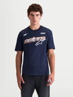 Alpinestars koszulka Cypress CSF, granatowa koszulka z krótkim rękawem sportswear, przednia grafika Astars z siatkowym wypełnieniem, białe i czerwone akcenty, odzież unisex na co dzień, widok na modelu, mieszanka bawełny i poliestru.
