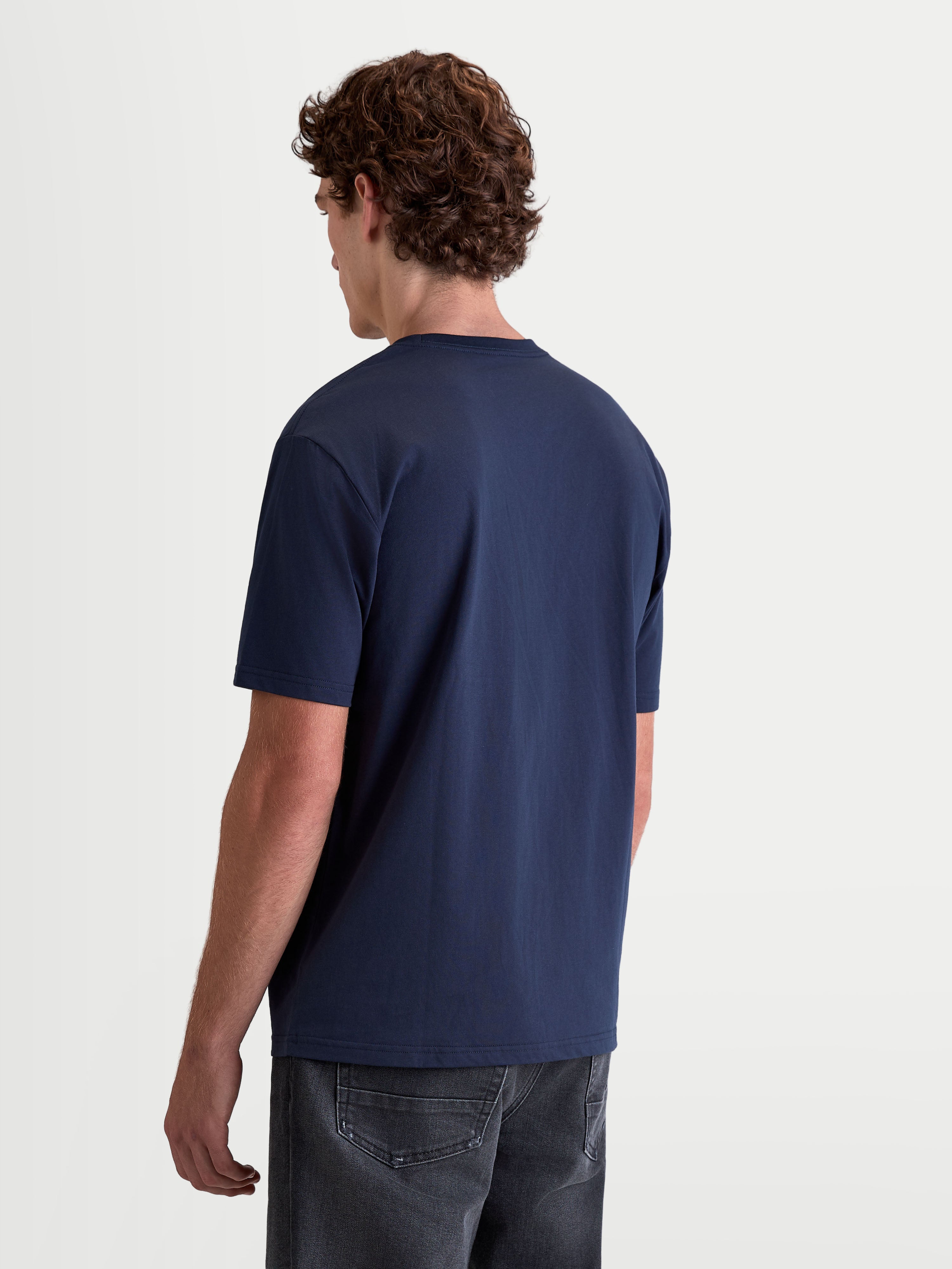 Alpinestars Cypress CSF Tee, męska koszulka z krótkim rękawem, granatowa, widok z tyłu na modelu, mieszanka bawełny i poliestru, codzienna odzież sportowa.