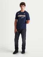 Alpinestars Koszulka Cypress CSF, męska koszulka sportowa z krótkim rękawem, niebieska, grafika Astars Word z siatkowym wypełnieniem, mieszanka bawełny i poliestru, widok na modelu.
