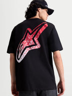 Alpinestars Koszulka Meteor CSF, czarna koszulka z krótkim rękawem, widok z tyłu na modelu, duża czerwono-biała grafika logo Astars z gradientem w stylu MX, casualowa odzież sportowa.