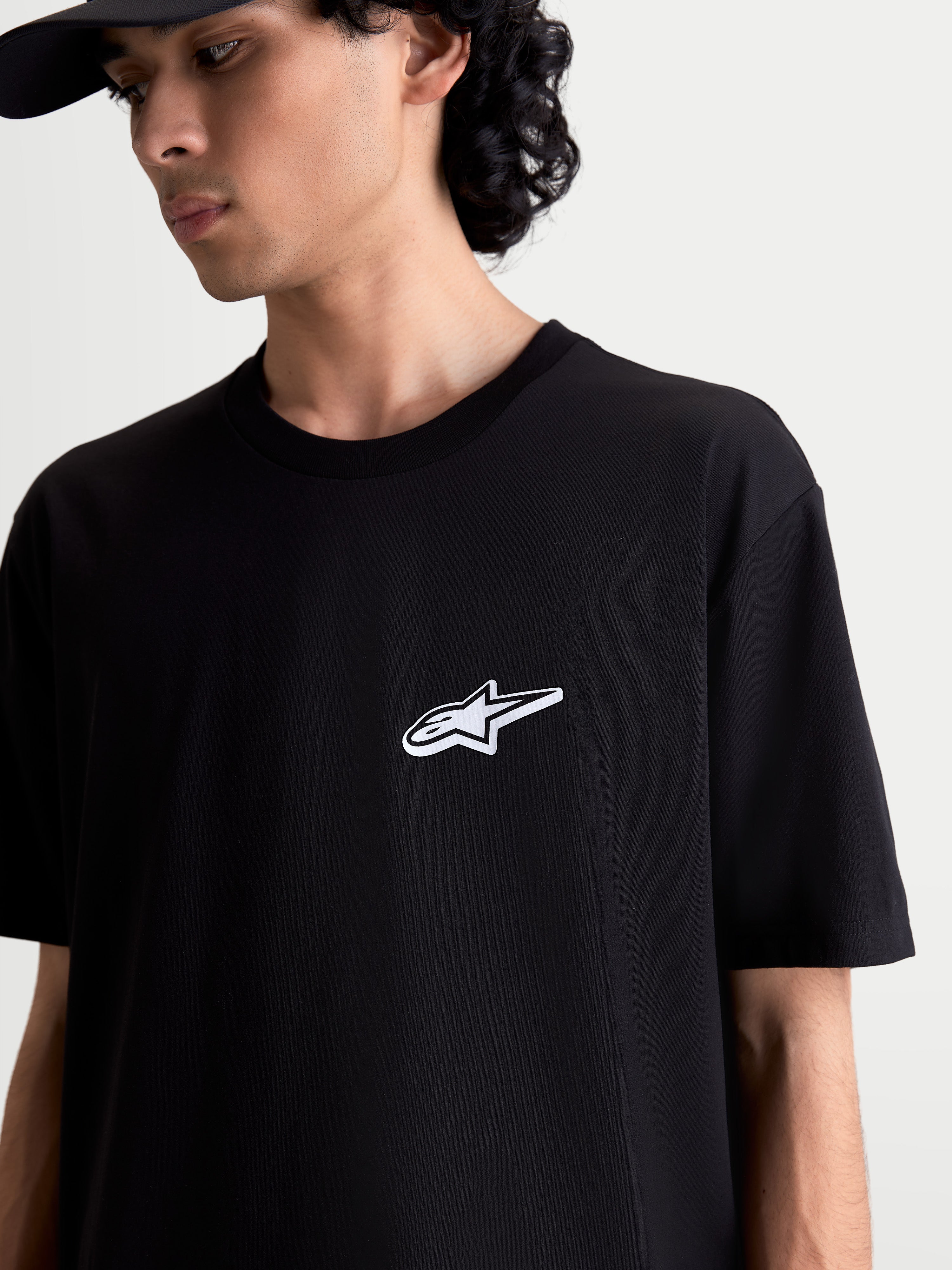 Alpinestars Koszulka Meteor CSF, czarna koszulka z krótkim rękawem, białe logo Astars na piersi, widok na modelu, miękka mieszanka bawełny i poliestru.