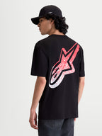 Alpinestars Meteor CSF Tee, męska koszulka z krótkim rękawem, czarna, duże czerwono-białe logo Astars z gradientem MX na plecach, widok z tyłu na modelu, odzież sportowa, miękka mieszanka bawełny i poliestru.