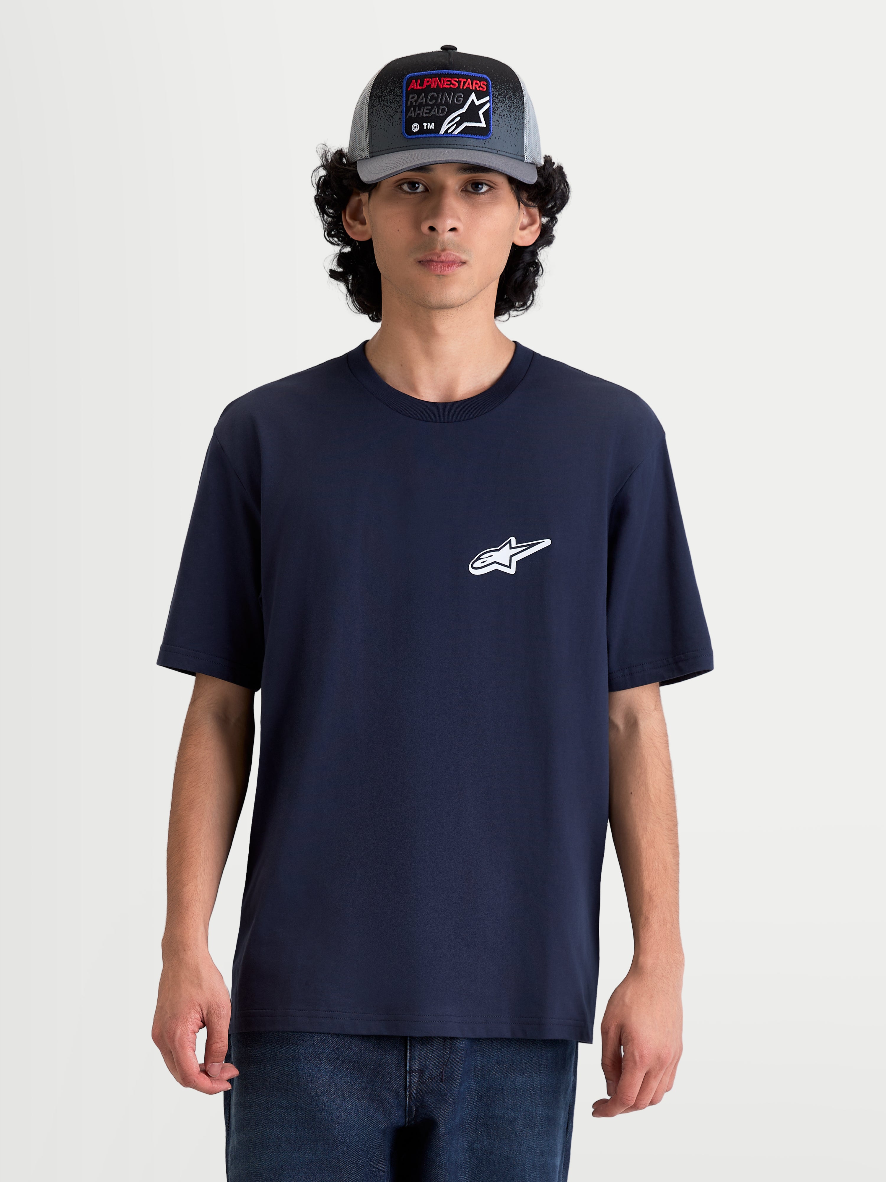 Alpinestars Koszulka Meteor CSF, granatowa męska koszulka z krótkim rękawem, małe białe logo Alpinestars na piersi, widok od przodu na modelu, casualowa odzież sportowa, miękka mieszanka bawełny i poliestru.