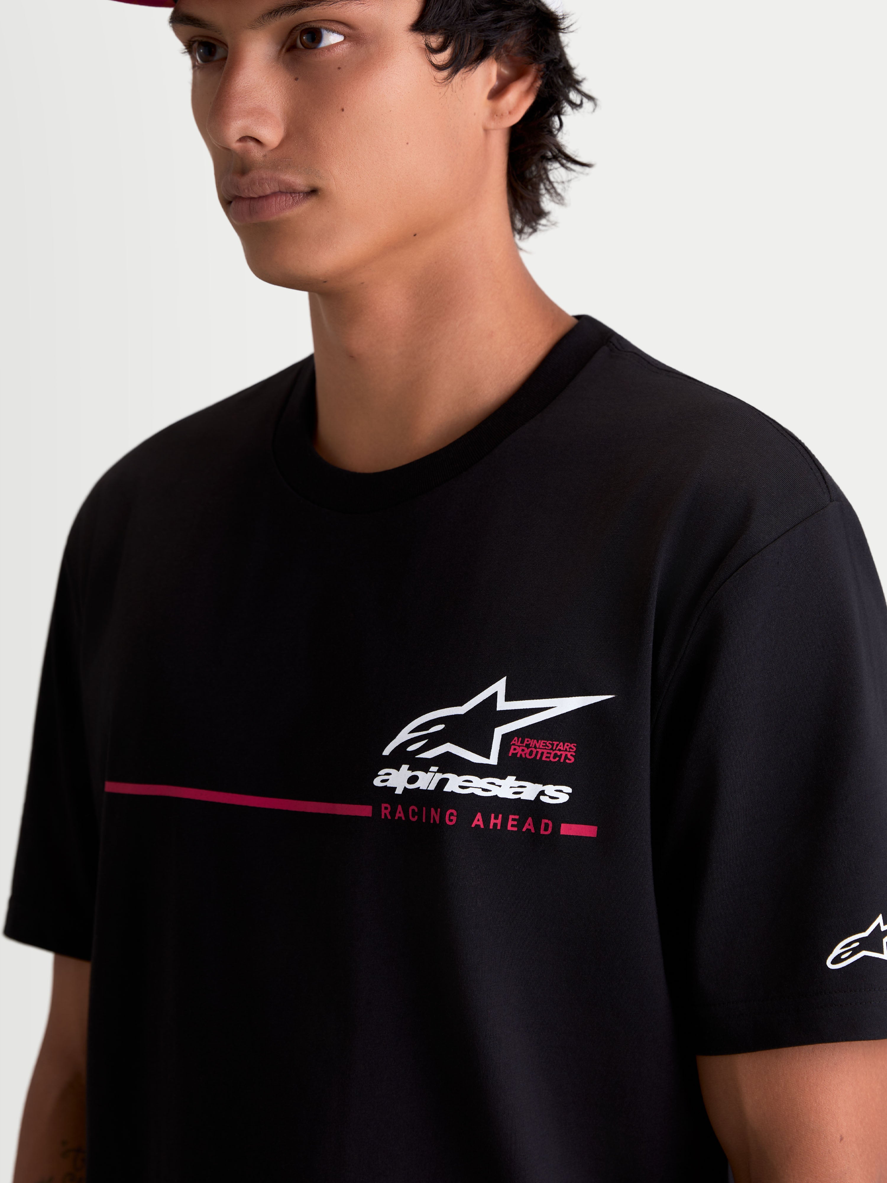 Alpinestars koszulka P1 CSF, męska koszulka z krótkim rękawem, czarna, grafika z logo Astars i czerwonym paskiem wyścigowym, napis Racing Ahead, casualowa odzież sportowa, mieszanka bawełny i poliestru
